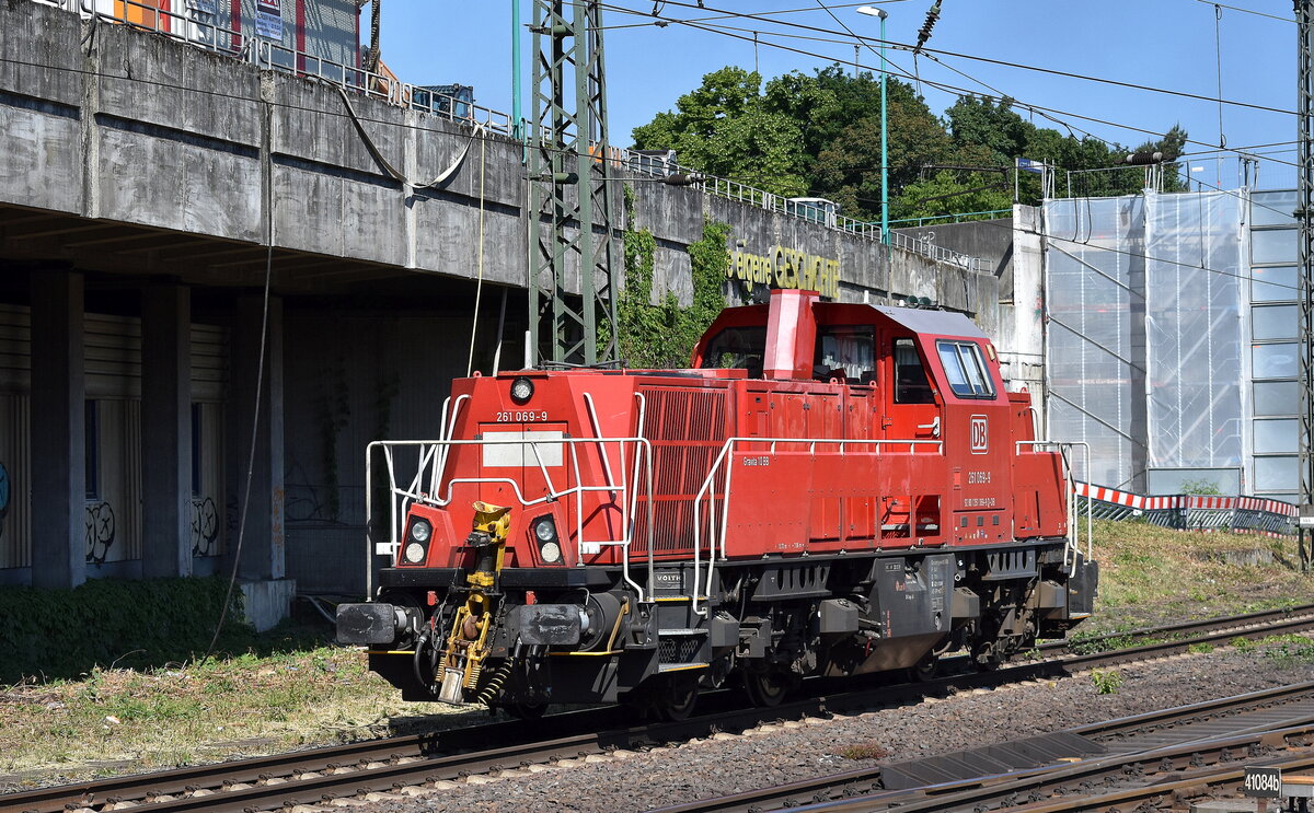 DB Cargo AG, Mainz [D] mit ihrer Voith Gravita 10 BB Lok  261 069-9  (NVR: 92 80 1261 069-9 D-DB ) am 20.05.25 Höhe Bahnhof Hamburg-Harburg.
