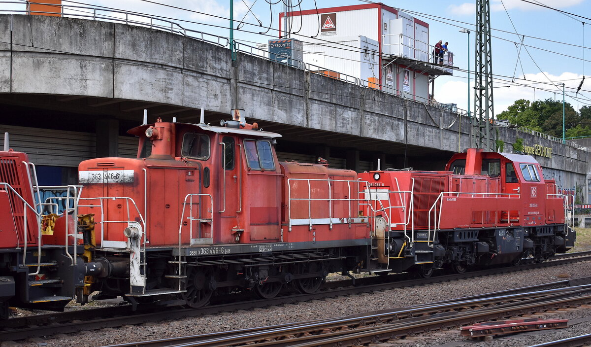 DB Cargo AG, Mainz [D] mit ihrer Dieselloks  261 017-8  (NVR:  92 80 1261 017-8 D-DB ) +  363 446-6  (NVR:  98 80 3363 446-6 D-DB ) und  261 055-8  (NVR:  92 80 1261 055-8 D-DB ) am 20.05.25 Höhe Bahnhof Hamburg-Harburg.