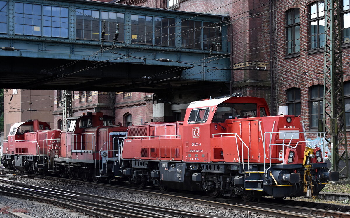 DB Cargo AG, Mainz [D] mit ihrer Dieselloks  261 017-8  (NVR:  92 80 1261 017-8 D-DB ) +  363 446-6  (NVR:  98 80 3363 446-6 D-DB ) und  261 055-8  (NVR:  92 80 1261 055-8 D-DB ) am 20.05.25 Höhe Bahnhof Hamburg-Harburg.
