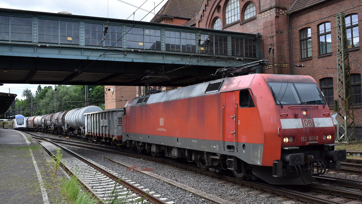 DB Cargo AG, Mainz [D] mit ihrer  152 041-0  [NVR-Nummer: 91 80 6152 041-0 D-DB] und einem gemischten Güterzug am 27.05.25 Höhe Bahnhof Hamburg-Harburg.