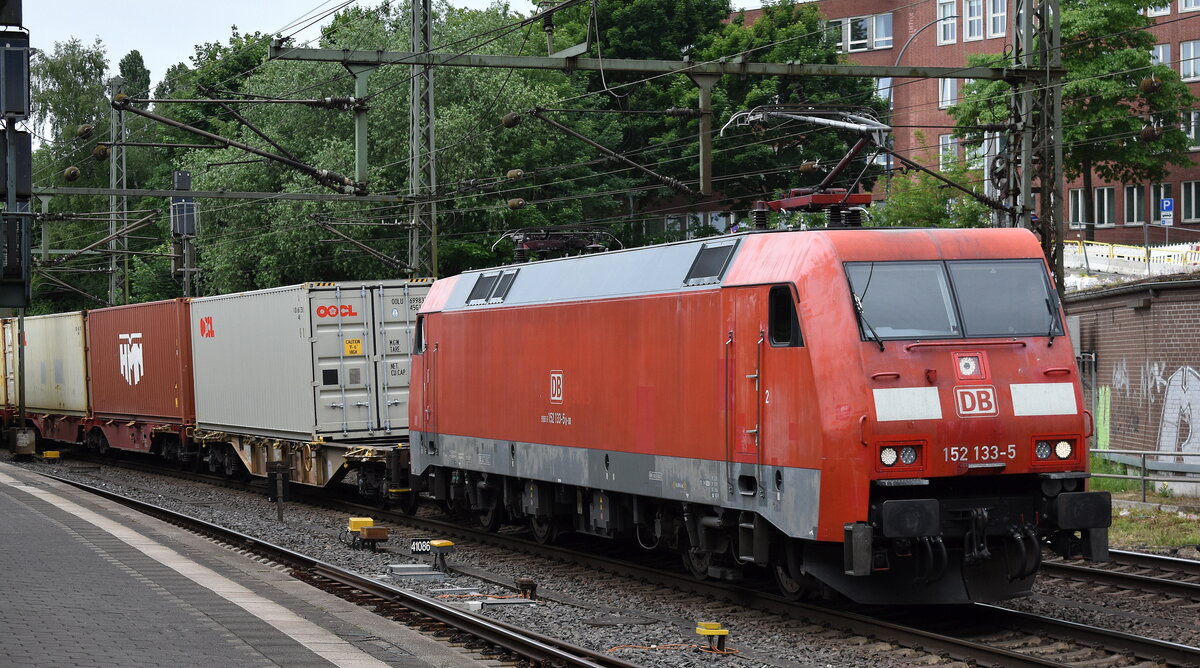 DB Cargo AG, Mainz [D] mit ihrer  152 133-5  [NVR-Nummer: 91 80 6152 133-5 D-DB] und einem Containerzug Richtung Hamburger Hafen am 27.05.25 Höhe Bahnhof Hamburg-Harburg.