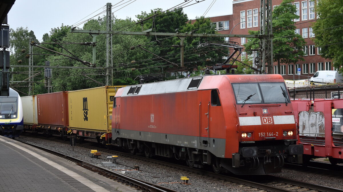 DB Cargo AG, Mainz [D] mit ihrer  152 144-2  [NVR-Nummer: 91 80 6152 144-2 D-DB]
 und einem Containerzug Richtung Hamburger Hafen am 27.05.25 Höhe Bahnhof Hamburg-Harburg.