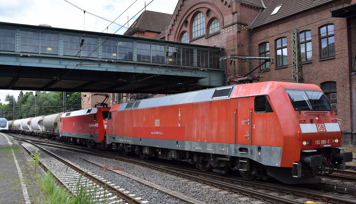 DB Cargo AG, Mainz [D] mit der Doppeltraktion  152 086-5  [NVR-Nummer: 91 80 6152 086-5 D-DB] +  152 088-1  [NVR-Nummer: 91 80 6152 088-1 D-DB] und einem Staubgutzug Richtung Hamburger Hafen am 27.05.25 Höhe Bahnhof Hamburg-Harburg.
