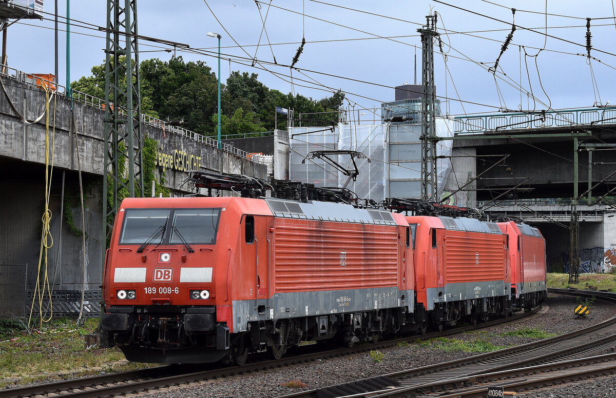 DB Cargo AG, Mainz [D] mit dem Lokzug  189 008-6  [NVR-Nummer: 91 80 6189 008-6 D-DB] mit   189 012-8  [NVR-Nummer: 91 80 6189 012-8 D-DB] +  185 354-8  [NVR-Nummer: 91 80 6185 354-8 D-DB] am Haken Richtung Maschen am 27.05.25 Höhe Bahnhof Hamburg-Harburg.