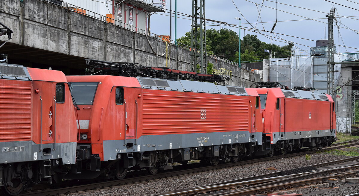DB Cargo AG, Mainz [D] mit dem Lokzug  189 008-6  [NVR-Nummer: 91 80 6189 008-6 D-DB] mit  189 012-8  [NVR-Nummer: 91 80 6189 012-8 D-DB] +  185 354-8  [NVR-Nummer: 91 80 6185 354-8 D-DB] am Haken Richtung Maschen am 27.05.25 Höhe Bahnhof Hamburg-Harburg.