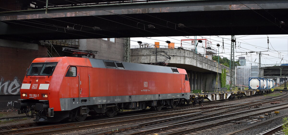 DB Cargo AG, Mainz [D] mit ihrer  152 052-7  [NVR-Nummer: 91 80 6152 052-7 D-DB] verlässt mit einem Gefahrgutzug den Hamburger Hafen am 27.05.25 Höhe Bahnhof Hamburg-Harburg.
