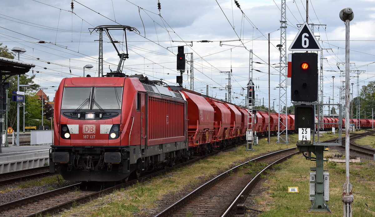 DB Cargo AG, Mainz [D] mit ihrer  187 137  [NVR-Nummer: 91 80 6187 137-5 D-DB] und einem Kalizug wahrscheinlich Richtung Hamburger Hafen am am 27.05.25 Höhe Bahnhof Stendal Hbf.
