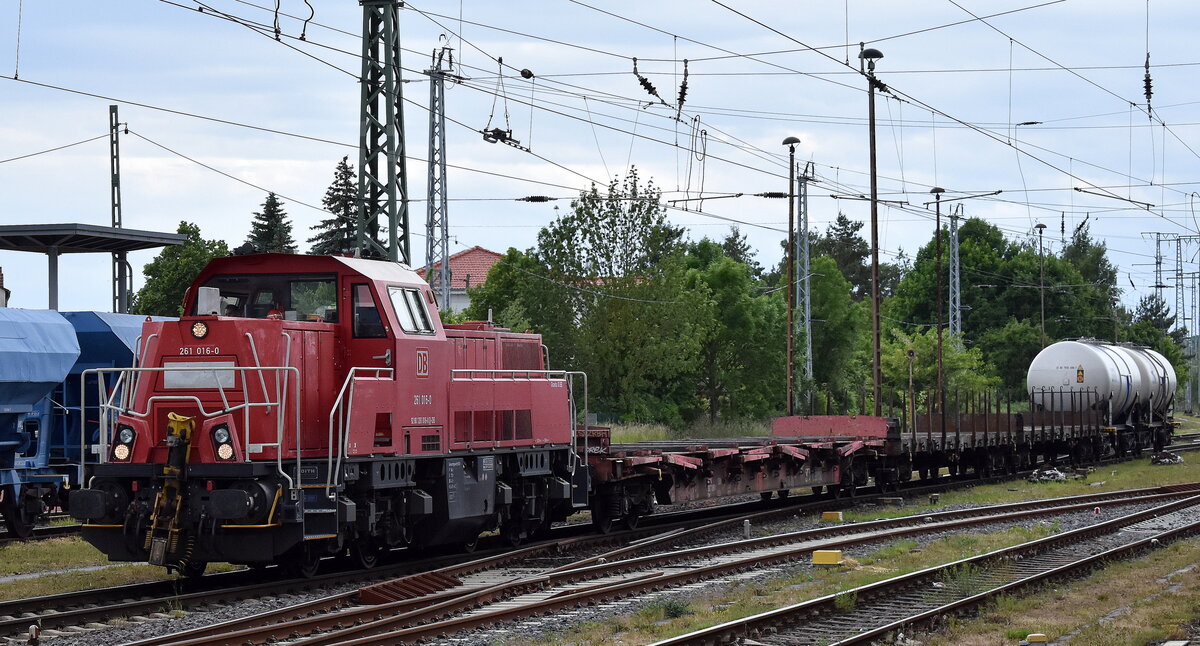 DB Cargo AG, Mainz [D] mit ihrer Voith Gravita 10 BB  261 016-0  (NVR:  92 80 1261 016-0 D-DB ) und einigen Güterwagen am 27.05.25 Höhe Bahnhof Stendal Hbf. Richtung Magdeburg.