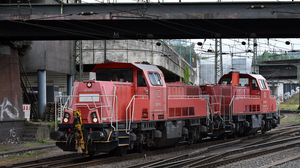 DB Cargo AG, Mainz [D] mit ihren Voith Gravita 10 BB  261 077-2  (NVR:  92 80 1261 077-2 D-DB 9 +  261 021-0  (NVR:  92 80 1261 021-0 D-DB ) Richtung Maschen am 27.05.25 Höhe Bahnhof Hamburg-Harburg.