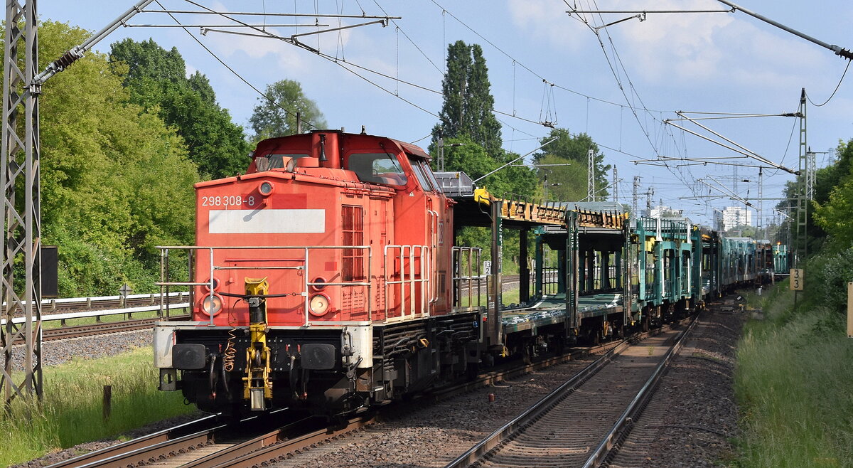 DB Cargo AG, Mainz [D] mit ihrer  298 308-8  [NVR-Nummer: 98 80 3298 308-8 D-DB] und einigen Güterwagen Richtung Rbf. Seddin am 02.06.25 Durchfahrt Bahnhof Berlin-Hohenschönhausen. Viele Grüße an den Tf. !!!
