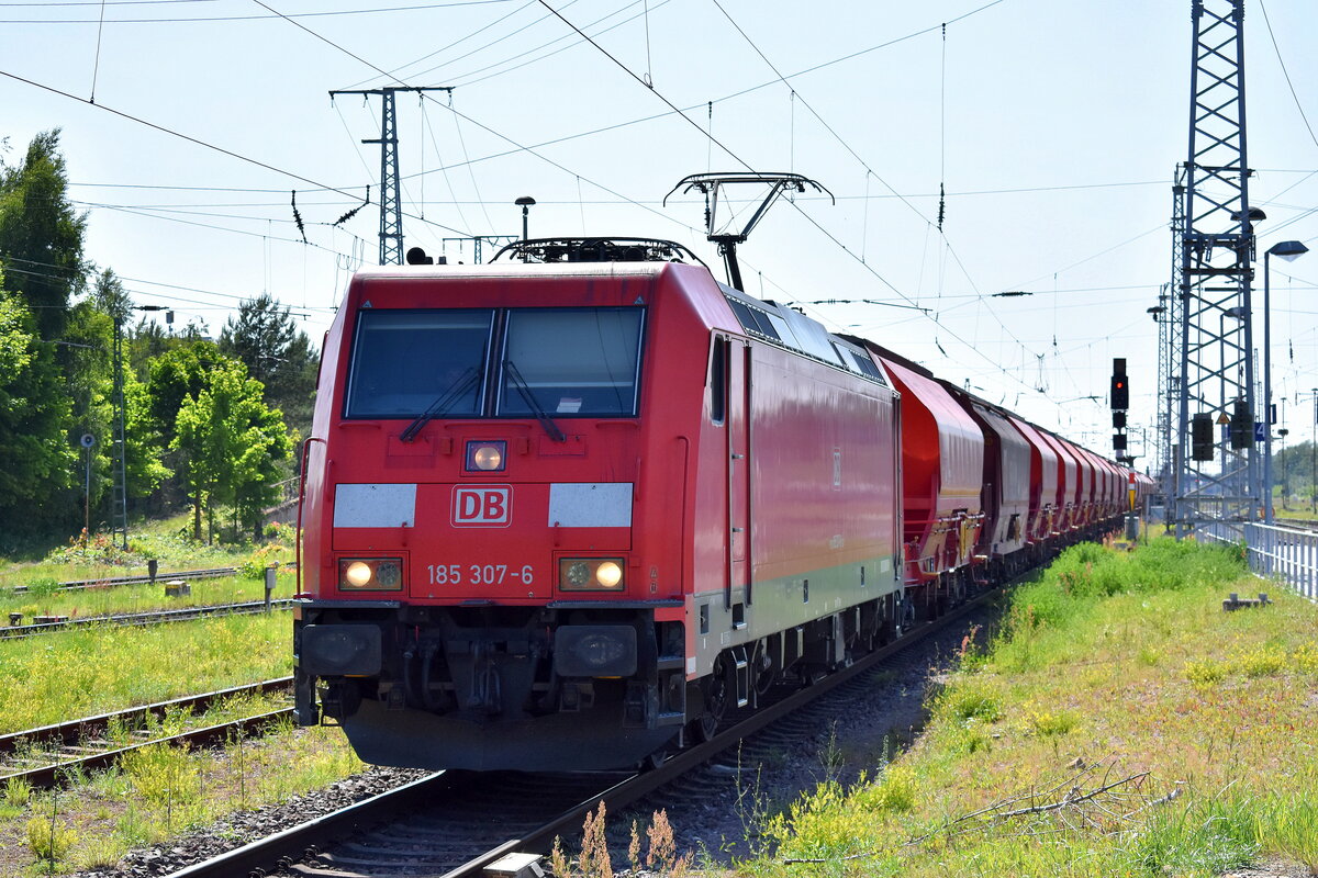 DB Cargo AG, Mainz [D] mit ihrer  185 307-6  [NVR-Nummer: 91 80 6185 307-6 D-DB] und einem Kalizug ( leer) am 12.06.25 Durchfahrt Bahnhof Stendal Hbf.