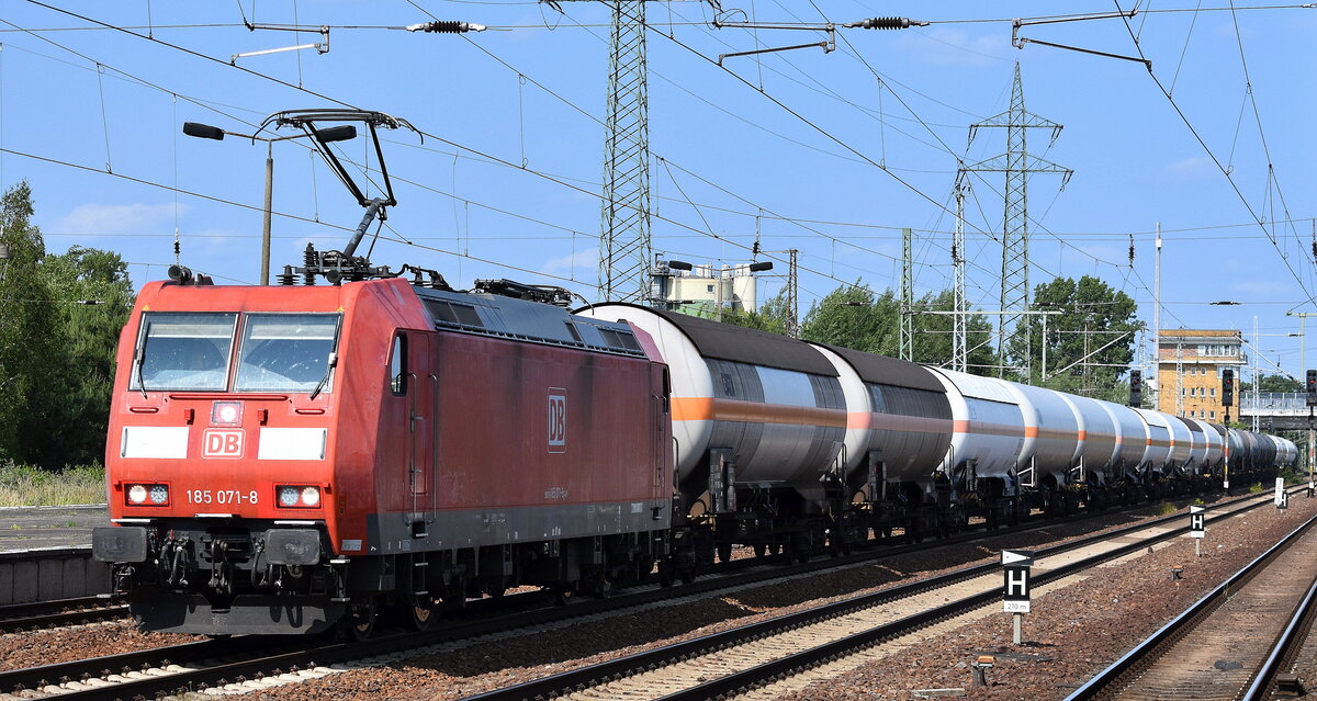 DB Cargo AG, Mainz [D] mit ihrer   185 071-8  [NVR-Nummer: 91 80 6185 071-8 D-DB] und einem gemischten Kesselwagenzug Richtung Rbf. Seddin am 11.06.25 Höhe Bahnhof Schönefeld b. Berlin. 