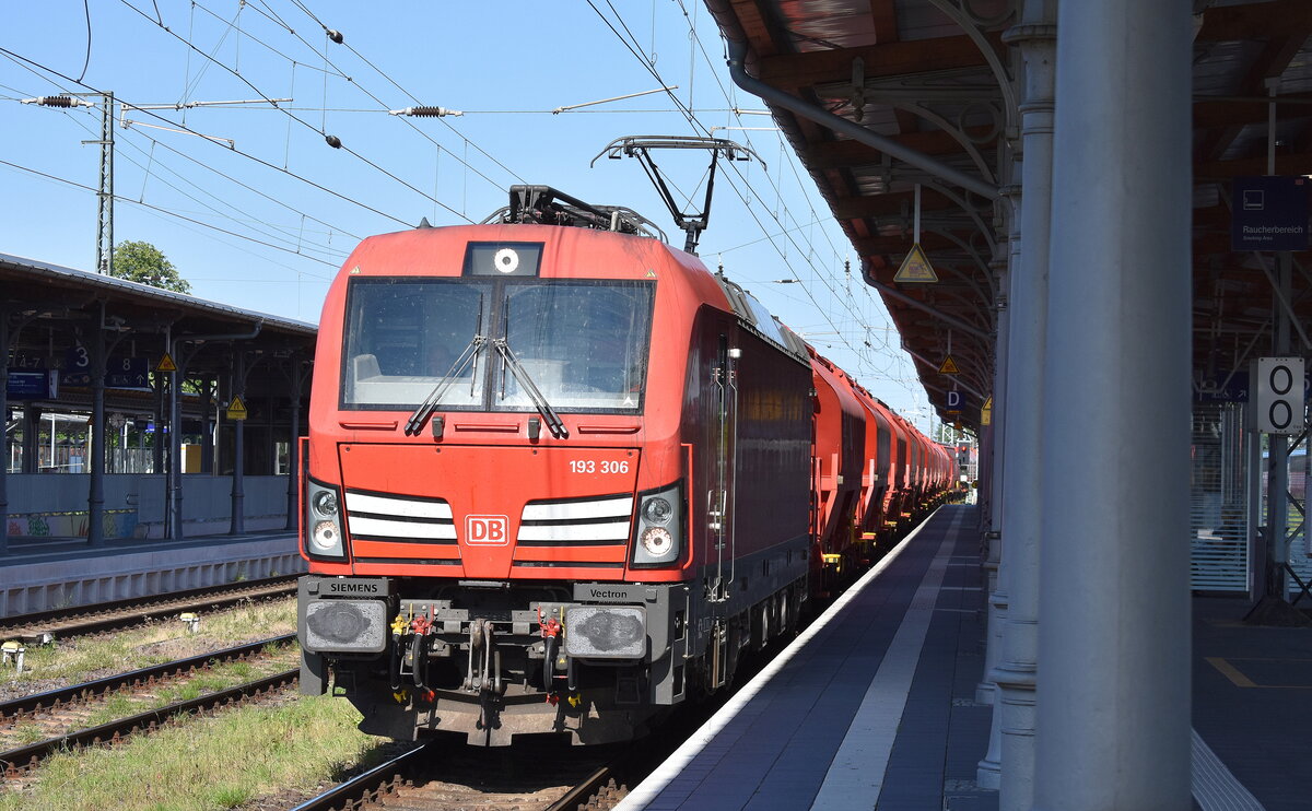 DB Cargo AG, Mainz [D] mit ihrer  193 306  [NVR-Nummer: 91 80 6193 306-8 D-DB] und einem Kalizug am 12.06.25 Durchfahrt Bahnhof Stendal Hbf.