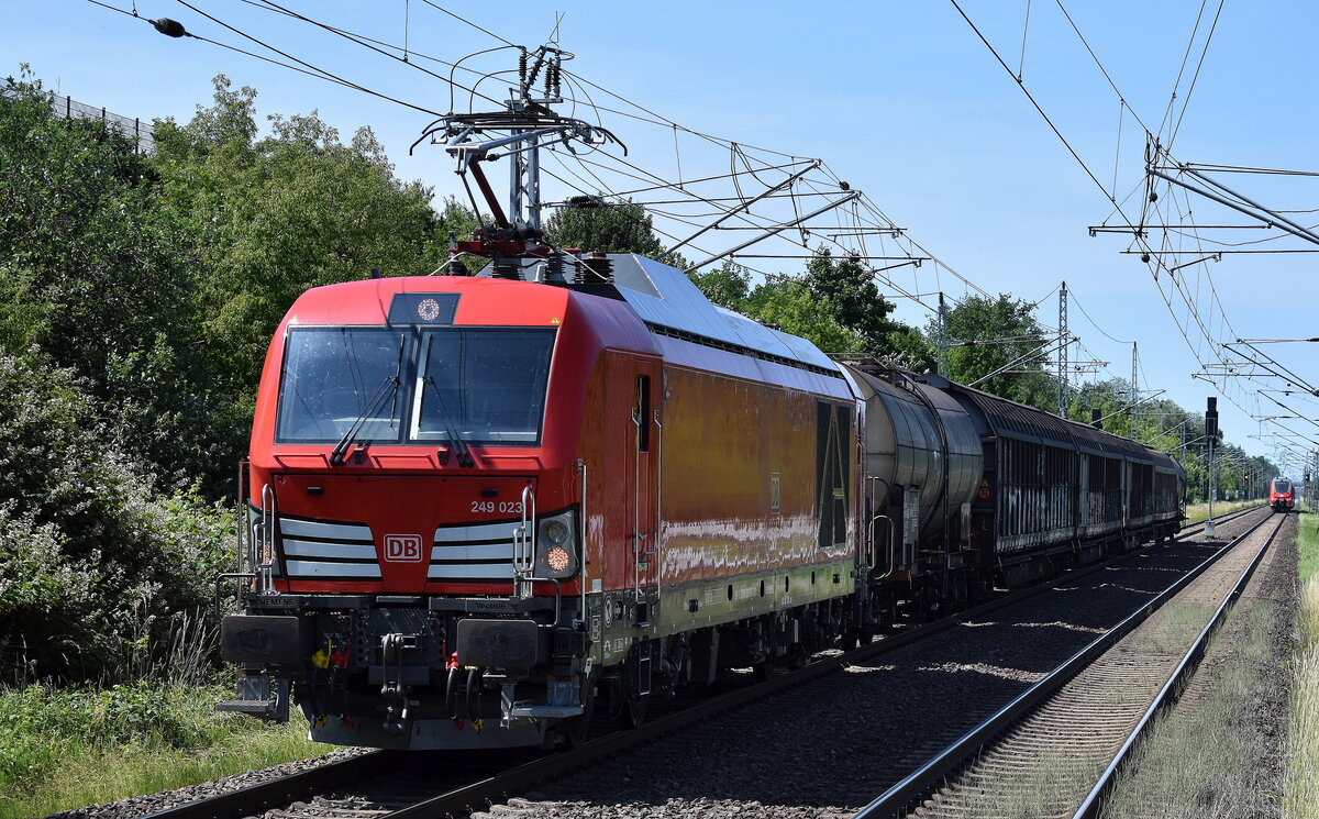 DB Cargo AG, Mainz [D] mit ihrer Vectron Dual Mode Light Lok  249 023  [NVR-Nummer: 90 80 2249 023-3 D-DB] und einigen Güterwagen am 13.06.25 Höhe Bahnhof Berlin-Hohenschönhausen.