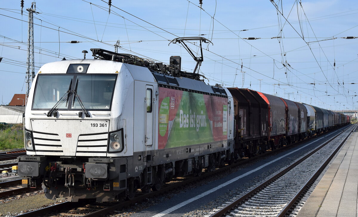 DB Cargo AG, Mainz [D] mit ihrer Vectron  193 361  [NVR-Nummer: 91 80 6193 361-3 D-DB] und einem gemischten Güterzug am 17.06.25 Höhe Bahnhof Senftenberg.
