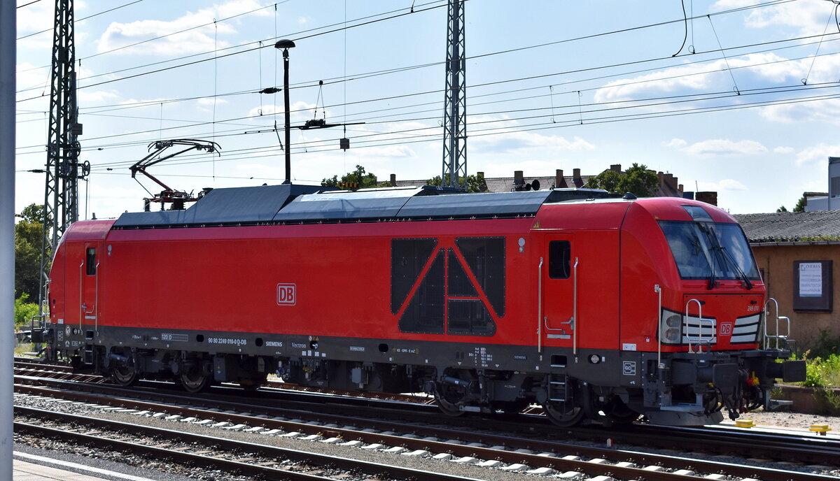 DB Cargo AG, Mainz [D] mit ihrer Vectron Dual Mode Light Lok  249 010  [NVR-Nummer: 90 80 2249 010-0 D-DB] am 19.06.25 Höhe Bahnhof Senftenberg.