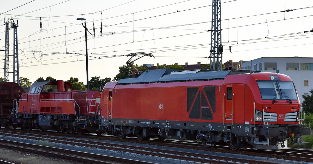 DB Cargo AG, Mainz [D] mit ihrer Vectron Dual Mode Light Lok  249 010  [NVR-Nummer: 90 80 2249 010-0 D-DB] + der Voith Gravita 10 BB  261 011_1  (NVR:  92 80 1261 011-1 D-DB ) und einem gemischten Güterzug am 19.06.25 Höhe Bahnhof Senftenberg.