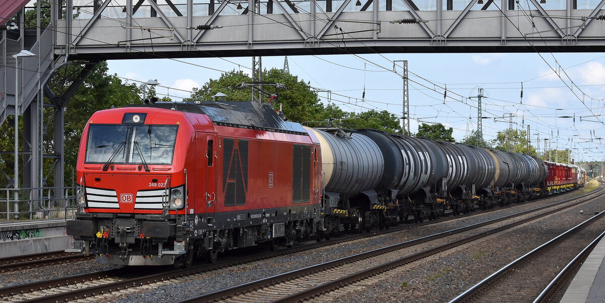 DB Cargo AG, Mainz [D] mit ihrer Vectron Dual Mode Light Lok  249 023  [NVR-Nummer: 90 80 2249 023-3 D-DB] und einem gemischten Güterzug Richtung Rbf. Seddin am 25.06.25 Höhe Bahnhof Saarmund.