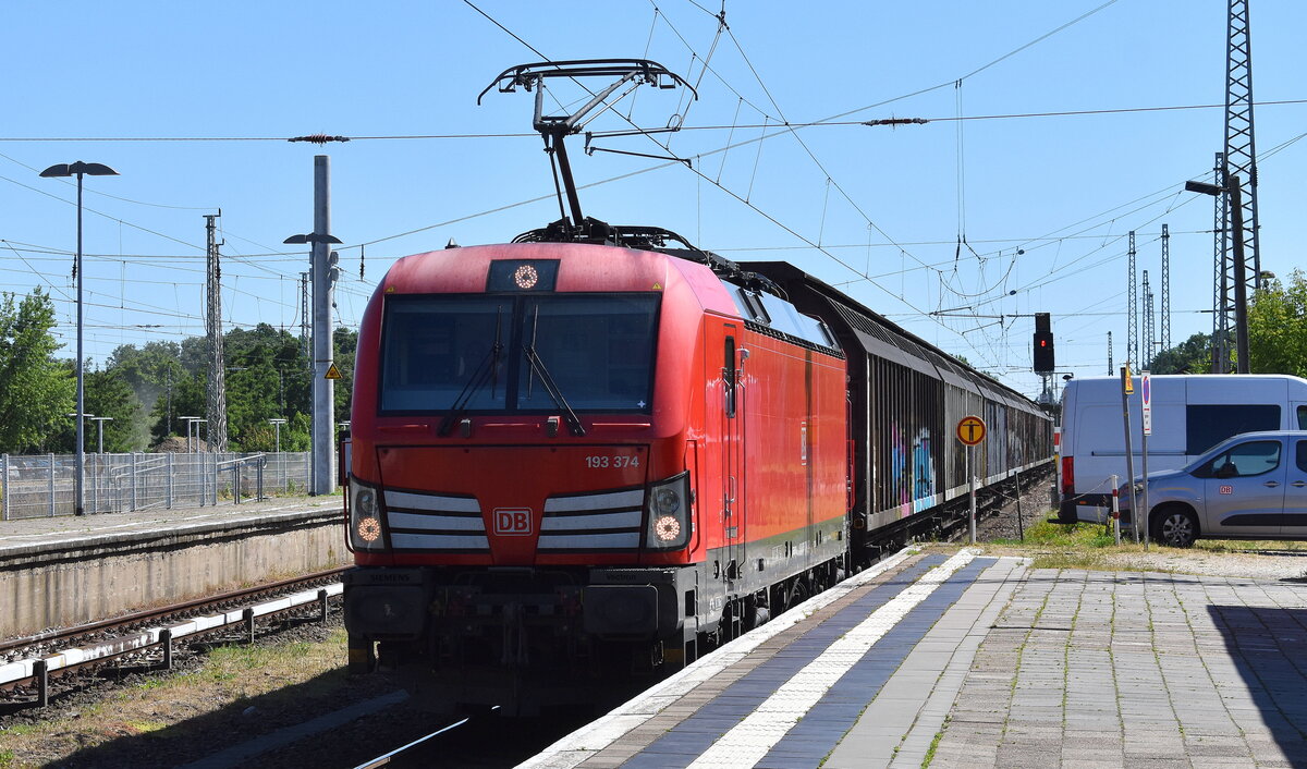 DB Cargo AG, Mainz [D] mit ihrer Vectron  193 374  [NVR-Nummer: 91 80 6193 374-6 D-DB] und einem Ganzzug Schiebewandwagen am 30.06.25 Durchfahrt Bahnhof Königs Wusterhausen.