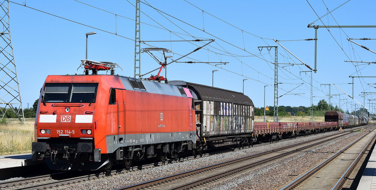 DB Cargo AG, Mainz [D] mit ihrer  152 114-5  [NVR-Nummer: 91 80 6152 114-5 D-DB] und einem gemischten Güterzug am 01.07.25 Höhe Bahnhof Rodleben.