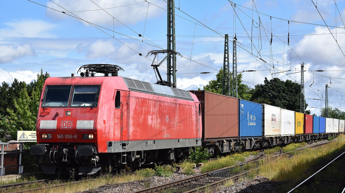 DB Cargo AG, Mainz [D] mit ihrer  145 056-8  [NVR-Nummer: 91 80 6145 056-8 D-DB], möglicherweise vermietet?? mit Containerzug am 07.07.25 Höhe Bahnhof Magdeburg-Neustadt.