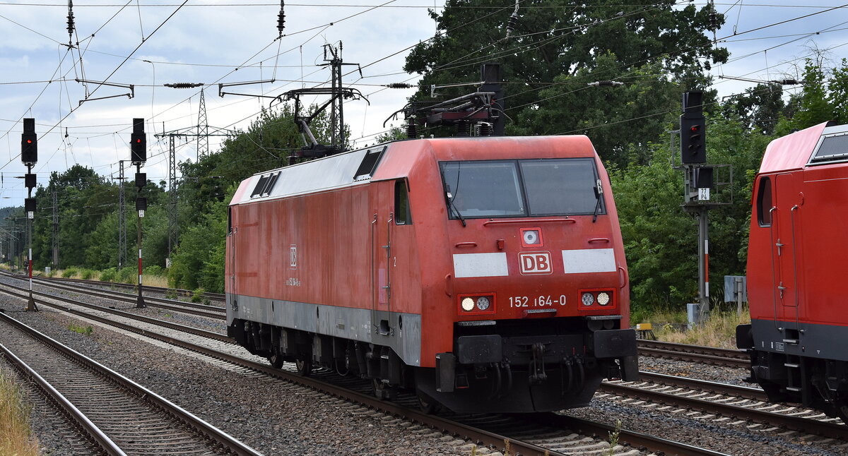 DB Cargo AG, Mainz [D] mit ihrer  152 164-0  [NVR-Nummer: 91 80 6152 164-0 D-DB] am 09.07.25 Höhe Bahnhof Saarmund.