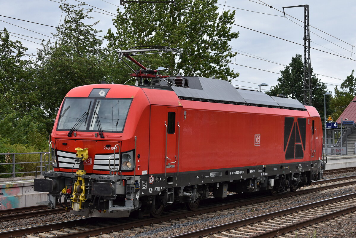 DB Cargo AG, Mainz [D] mit ihrer Vectron Dual Mode Light Lok  249 004  [NVR-Nummer: 90 80 2249 004-3 D-DB] am 09.07.25 Höhe Bahnhof Saarmund.