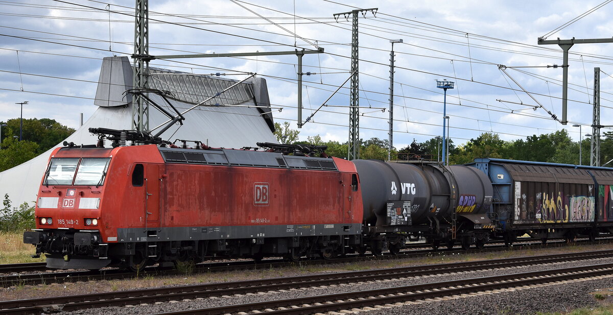 DB Cargo AG, Mainz [D] mit ihrer  185 149-2  [NVR-Nummer: 91 80 6185 149-2 D-DB] und einem gemischten Güterzug  am 10.07.25 Höhe Bahnhof Magdeburg Hbf.
