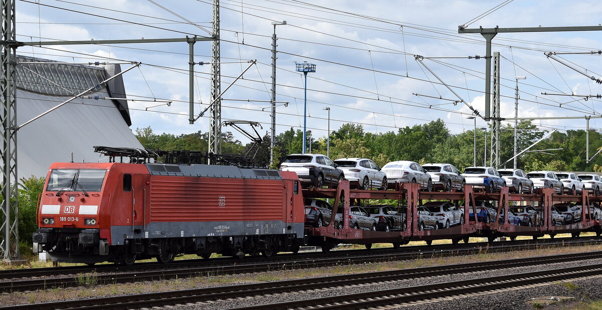 DB Cargo AG, Mainz [D] mit ihrer  189 013-6  [NVR-Nummer: 91 80 6189 013-6 D-DB] und einem PKW-Transportzug (fabrikneue SKODA Modelle) am 10.07.25 Höhe Bahnhof Magdeburg Hbf.
