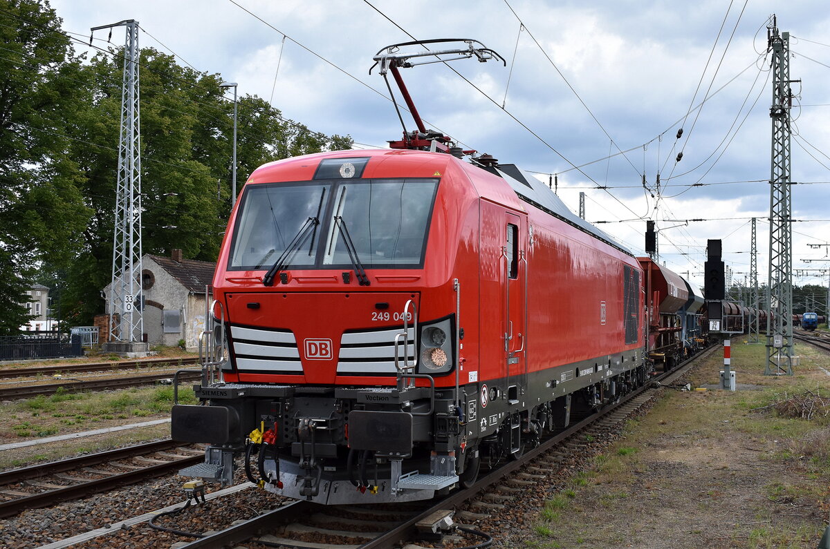 DB Cargo AG, Mainz [D] mit ihrer Vectron Dual Mode Light Lok   249 049  [NVR-Nummer: 90 80 2249 049-8 D-DB] und einem Schotterzug am 30.07.25 Durchfahrt Bahnhof Ruhland.
