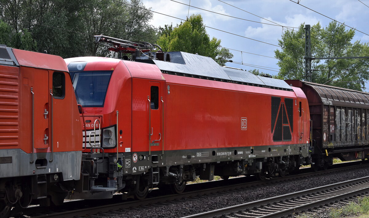 DB Cargo AG, Mainz [D] mit ihrer Vectron Dual Mode Light Lok  249 016  [NVR-Nummer: 90 80 2249 016-7 D-DB] am Haken von  189 070-6  [NVR-Nummer: 91 80 6189 070-6 D-DB] und einem gemischten Güterzug am Haken am 01.08.25 Höhe Bahnhof Niederndodeleben.