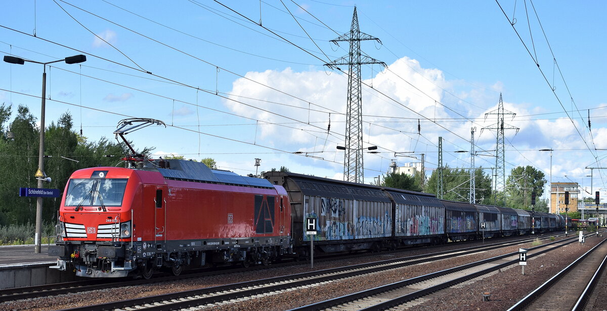 DB Cargo AG, Mainz [D] mit ihrer Vectron Dual Mode Light Lok  249 030  [NVR-Nummer: 90 80 2249 030-8 D-DB] und einem gemischten Güterzug Richtung Rbf. Seddin am 04.08.25 Durchfahrt Bahnhof Schönefeld bei Berlin.