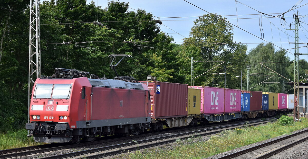 DB Cargo AG, Mainz [D] mit ihrer  185 135-1  [NVR-Nummer: 91 80 6185 135-1 D-DB] und einem Containerzug am 07.08.25 Höhe S-Bahnhof Dedensen/​Gümmer.