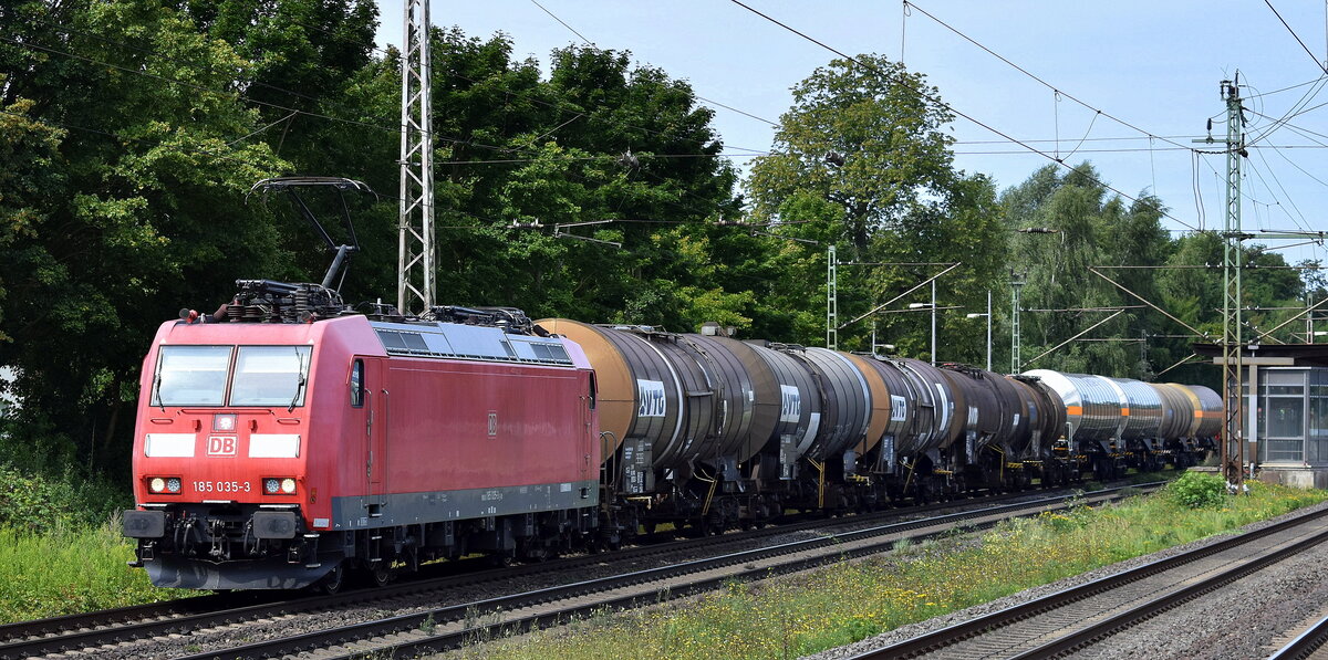 DB Cargo AG, Mainz [D] mit ihrer  185 035-3  [NVR-Nummer: 91 80 6185 035-3 D-DB] und einem gemischten Güterzug am 07.08.25 Höhe S-Bahnhof Dedensen/​Gümmer.
