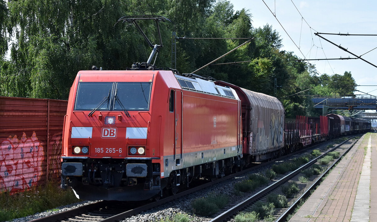 DB Cargo AG, Mainz [D] mit ihrer  185 265-6  [NVR-Nummer: 91 80 6185 265-6 D-DB] und einem gemischten Güterzug am 07.08.25 Höhe S-Bahnhof Dedensen/​Gümmer.