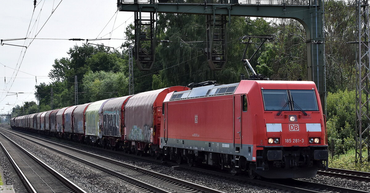 DB Cargo AG, Mainz [D] mit ihrer  185 281-3  [NVR-Nummer: 91 80 6185 281-3 D-DB] und einem Coil-Transportzug am 07.08.25 Höhe S-Bahnhof Dedensen/​Gümmer.
