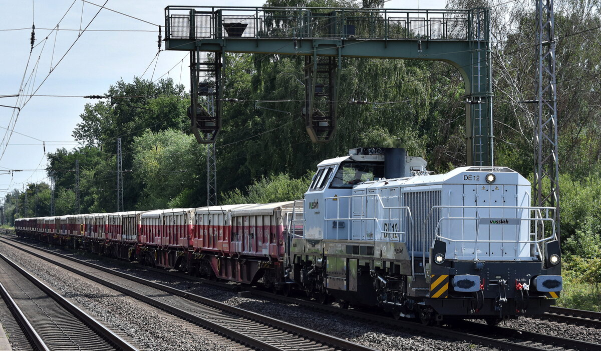 DB Cargo AG, Mainz [D] mit ihrer angemieteten von Nexrail AssetCo Sàrl? vossloh DE 12 Lok ( NVR:  92 80 4125 010-3 D-xxx?) und einem Ganzzug ÖBB-Wechselbehälter am 07.08.25 Höhe S-Bahnhof Dedensen/​Gümmer.