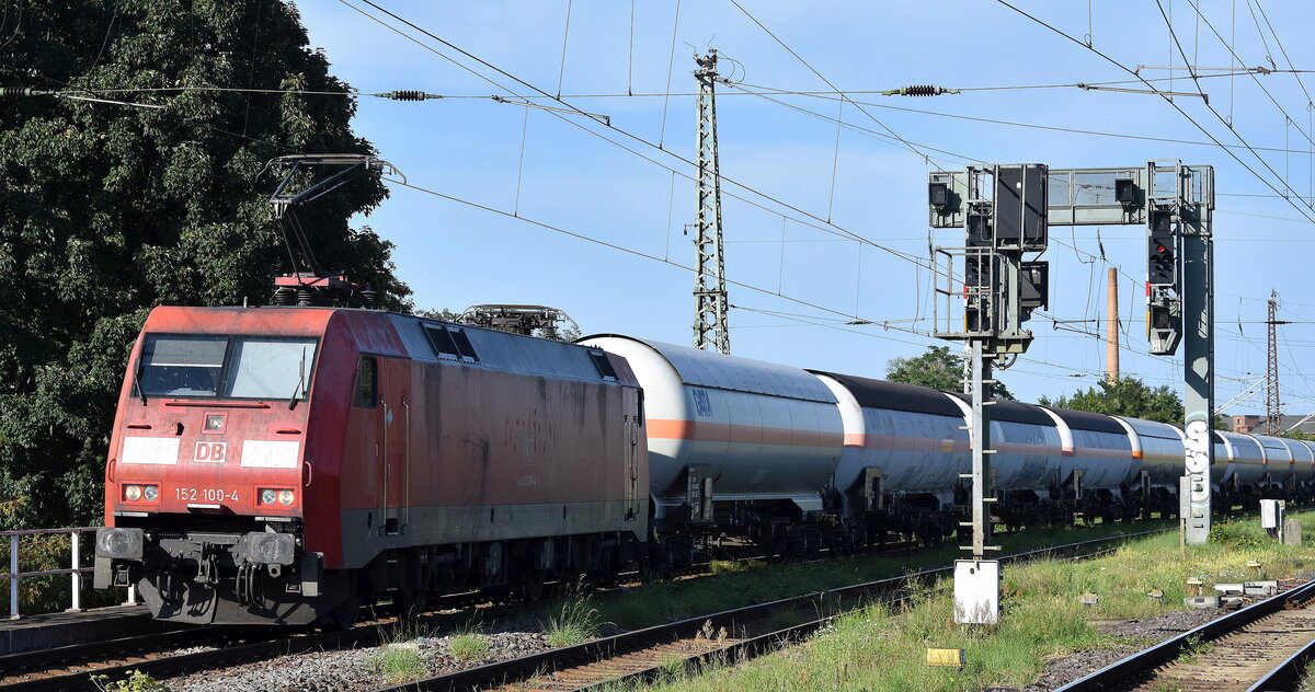 DB Cargo AG, Mainz [D] mit ihrer  152 100-4  [NVR-Nummer: 91 80 6152 100-4 D-DB] und einem Ganzzug Druckgaskesselwagen (für Kohlenwasserstoffgas) am 11.08.25 Höhe Bahnhof Magdeburg-Neustadt.