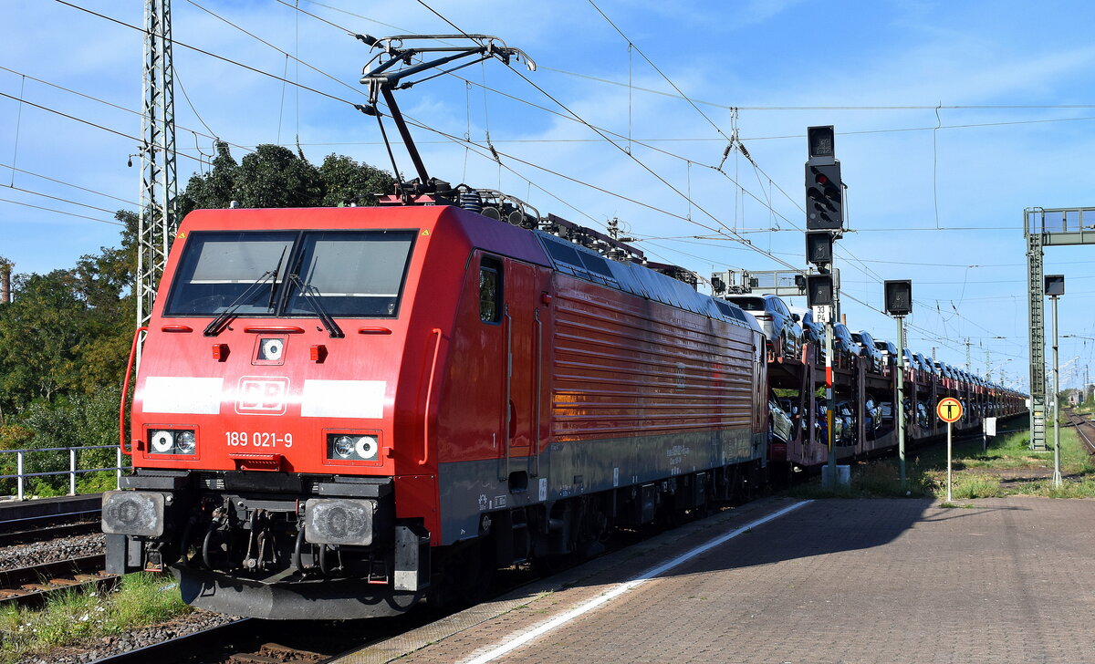 DB Cargo AG, Mainz [D] mit ihrer  189 021-9  [NVR-Nummer: 91 80 6189 021-9 D-DB] und einem PKW-Transportzug (fabrikneue SKODA Modelle) am 11.08.25 Durchfahrt Bahnhof Magdeburg-Neustadt.