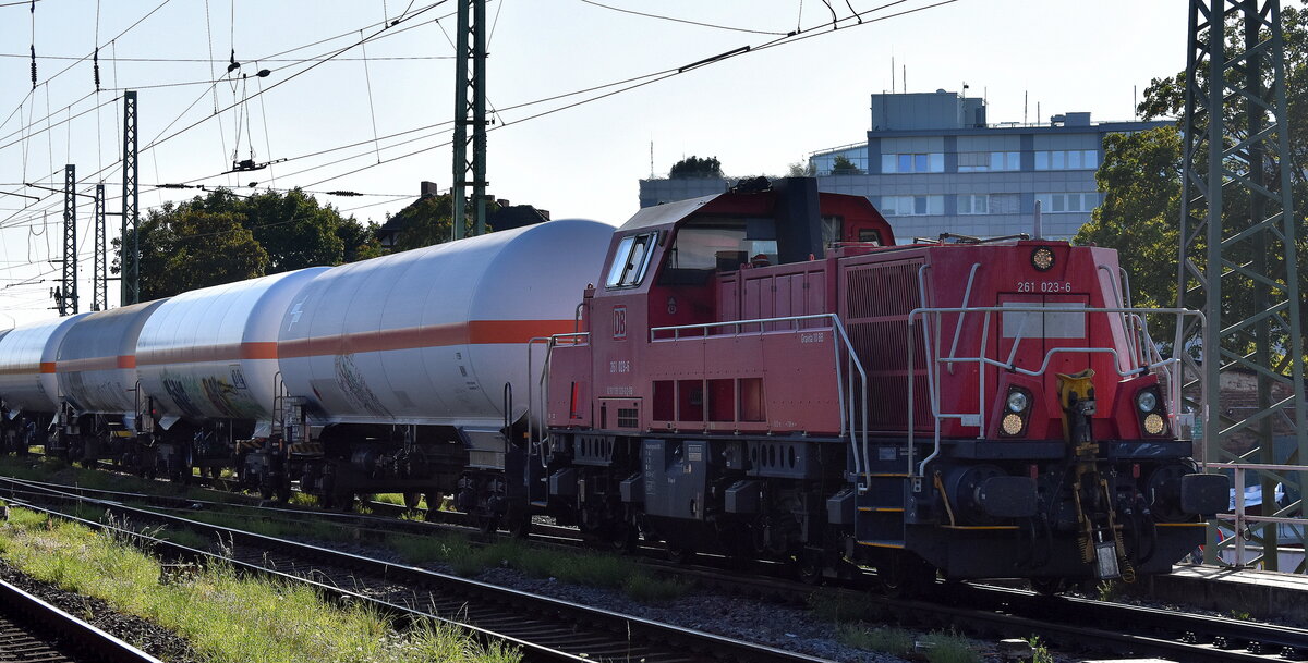 DB Cargo AG, Mainz [D] mit ihrer Voith Gravita 10 BB  261 023-6  (NVR:  92 80 1261 023-6 D-DB ) und einem gemischten Güterübergabezug am 11.08.25 Höhe Bahnhof Magdeburg-Neustadt.