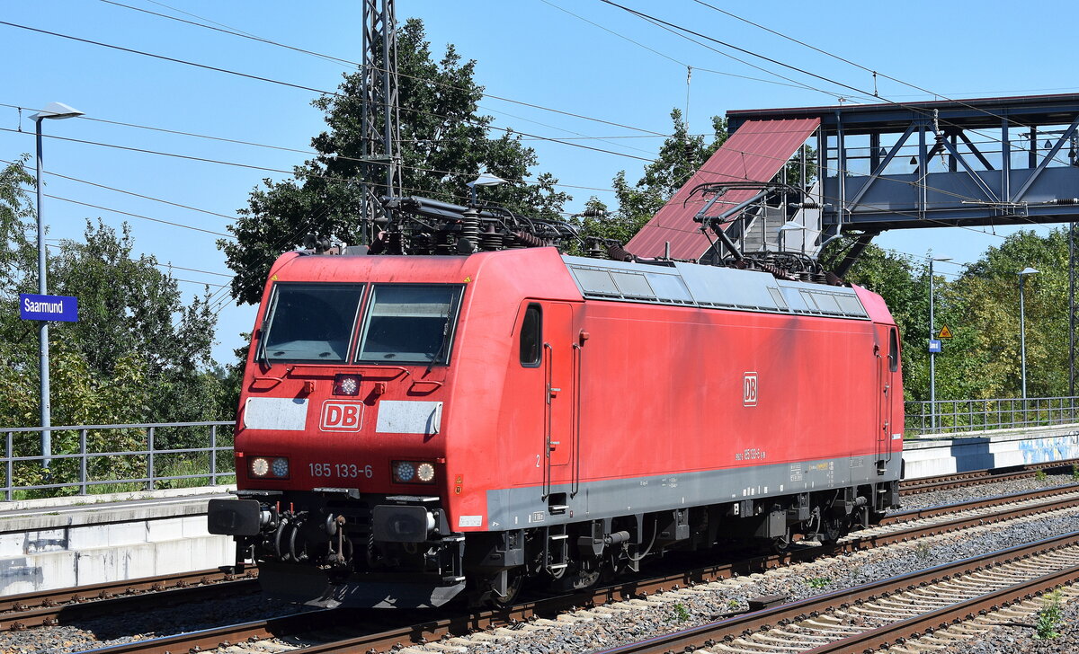 DB Cargo AG, Mainz [D] mit ihrer  185 133-6  [NVR-Nummer: 91 80 6185 133-6 D-DB] am 12.08.25 Höhe Bahnhof Saarmund.