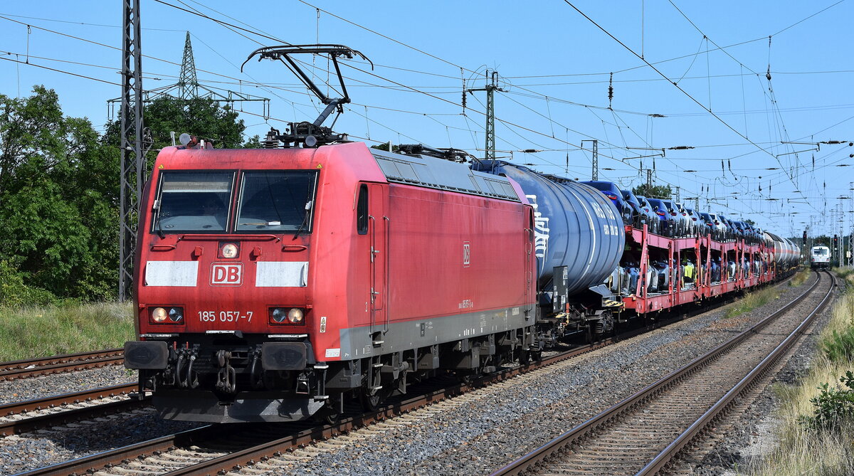 DB Cargo AG, Mainz [D] mit ihrer  185 057-7  [NVR-Nummer: 91 80 6185 057-7 D-DB] und einem gemischten Güterzug Richtung Rbf. Seddin am 12.08.25 Höhe Bahnhof Saarmund.