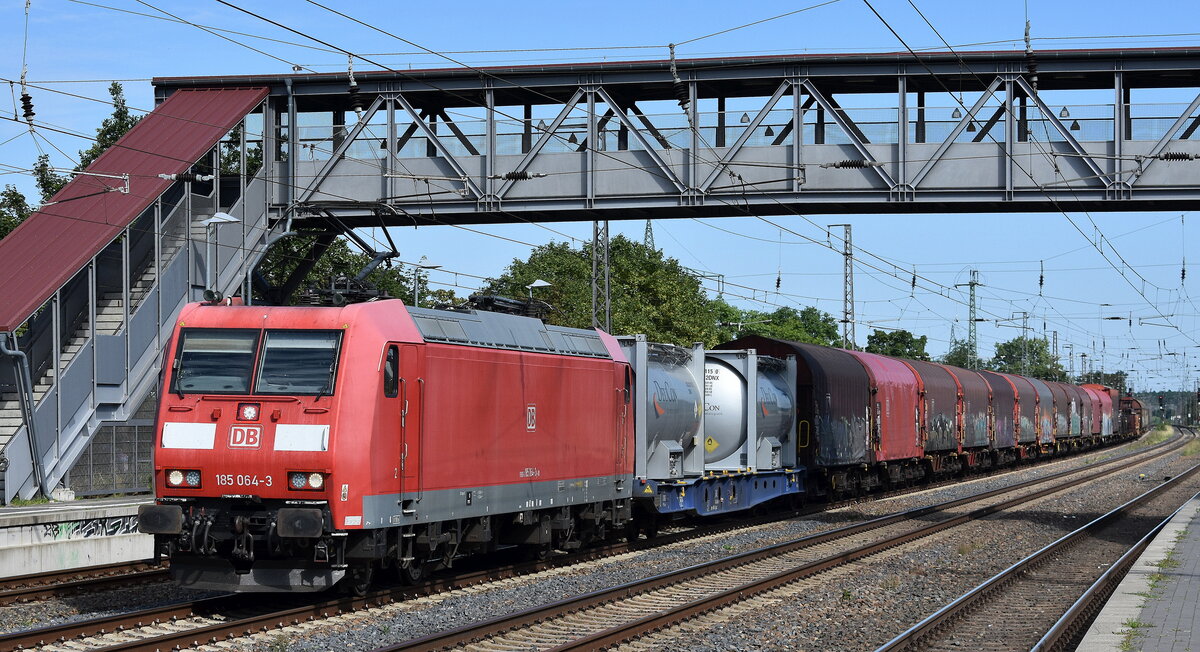 DB Cargo AG, Mainz [D] mit ihrer  185 064-3  [NVR-Nummer: 91 80 6185 064-3 D-DB] und einem gemischten Güterzug Richtung Rbf. Seddin am 12.08.25 Höhe Bahnhof Saarmund.