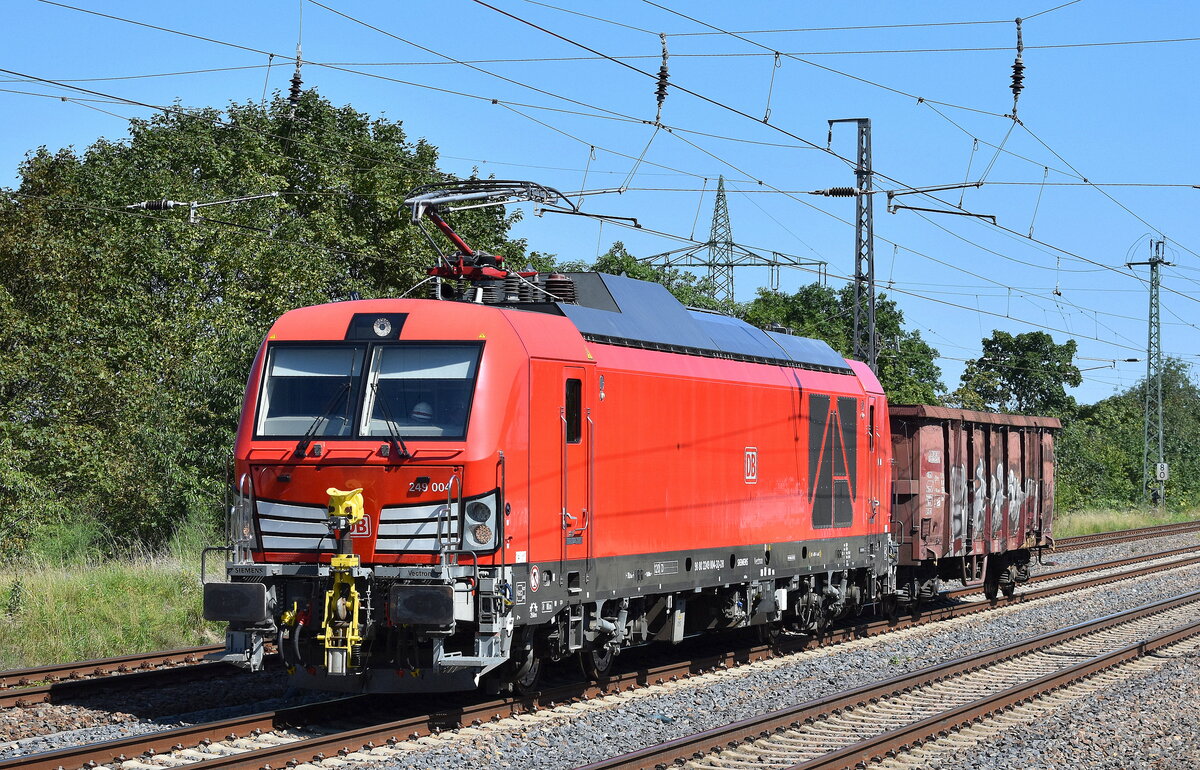 DB Cargo AG, Mainz [D] mit ihrer Vectron Dual Mode Light Lok  249 004  [NVR-Nummer: 90 80 2249 004-3 D-DB] und einem Drehgestell-Hochbordwagen am Haken Richtung Rbf. Seddin am 12.08.25 Höhe Bahnhof Saarmund.