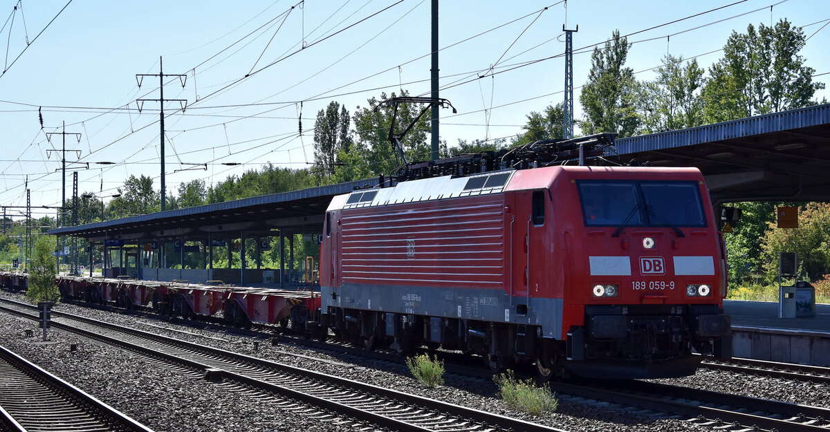 DB Cargo AG, Mainz [D] mit ihrer  189 059-9  [NVR-Nummer: 91 80 6189 059-9 D-DB] und einem fast leeren Containerzug Richtung Frankfurt/Oder am 19.08.25 Höhe Bahnhof Schönefeld. b. Berlin.