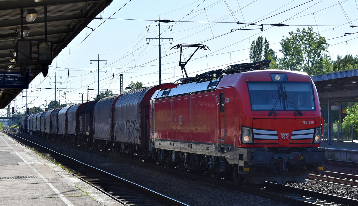 DB Cargo AG, Mainz [D] mit ihrer Vectron  193 395  [NVR-Nummer: 91 80 6193 395-1 D-DB] und einem gemischten Güterzug am 19.08.25 Höhe Bahnhof Schönefeld. b. Berlin.