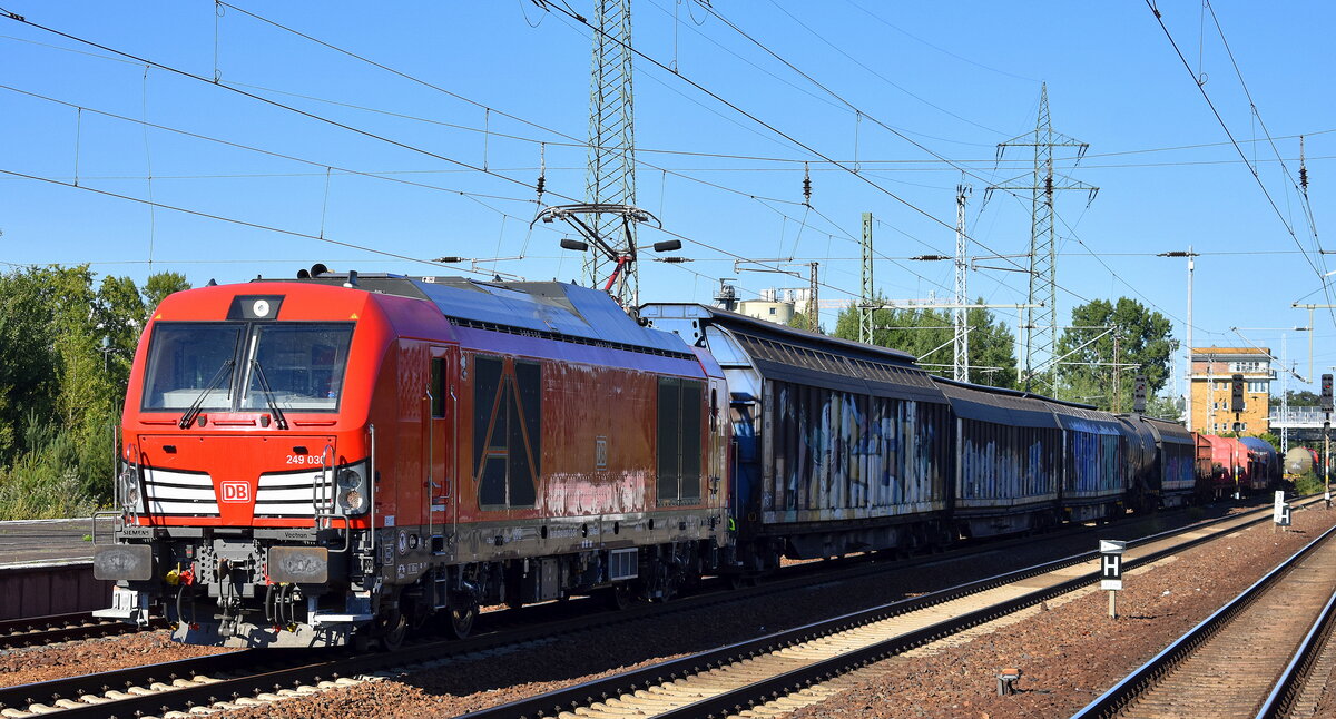 DB Cargo AG, Mainz [D] mit ihrer Vectron Dual Mode Light Lok  249 030  [NVR-Nummer: 90 80 2249 030-8 D-DB] und einem gemischten Güterzug und hinten dran noch die  298 331-0  Richtung Rbf. Seddin am 19.08.25 Höhe Bahnhof Schönefeld. b. Berlin.