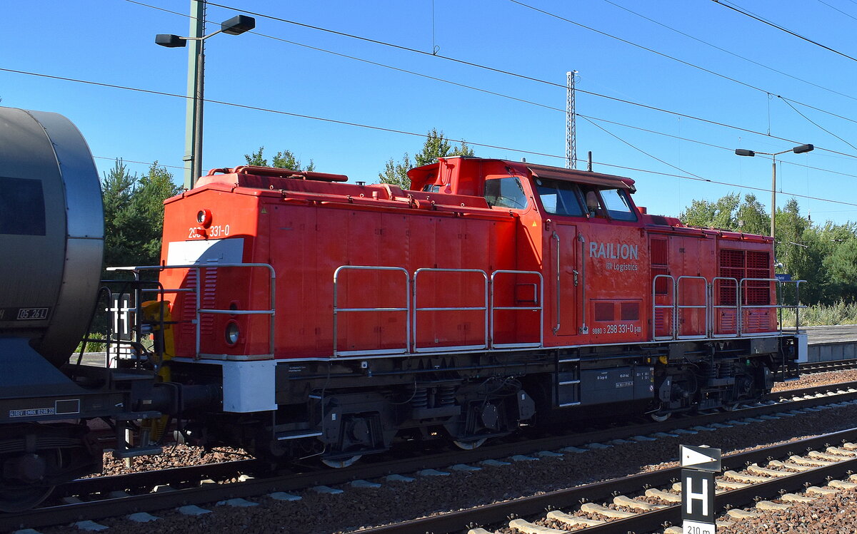 DB Cargo AG, Mainz [D] mit ihrer  298 331-0  (NVR:  98 80 3298 331-0 D-DB ) am Ende eines Übergabezuges Richtung Rbf. Seddin am 19.08.25 Höhe Bahnhof Schönefeld. b. Berlin.