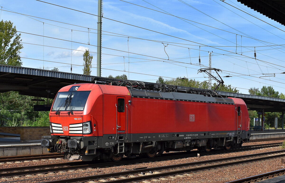 DB Cargo AG, Mainz [D] mit ihrer Vectron  193 371  [NVR-Nummer: 91 80 6193 371-2 D-DB] am 04.09.25 Höhe Bahnhof Schönefeld b. Berlin.