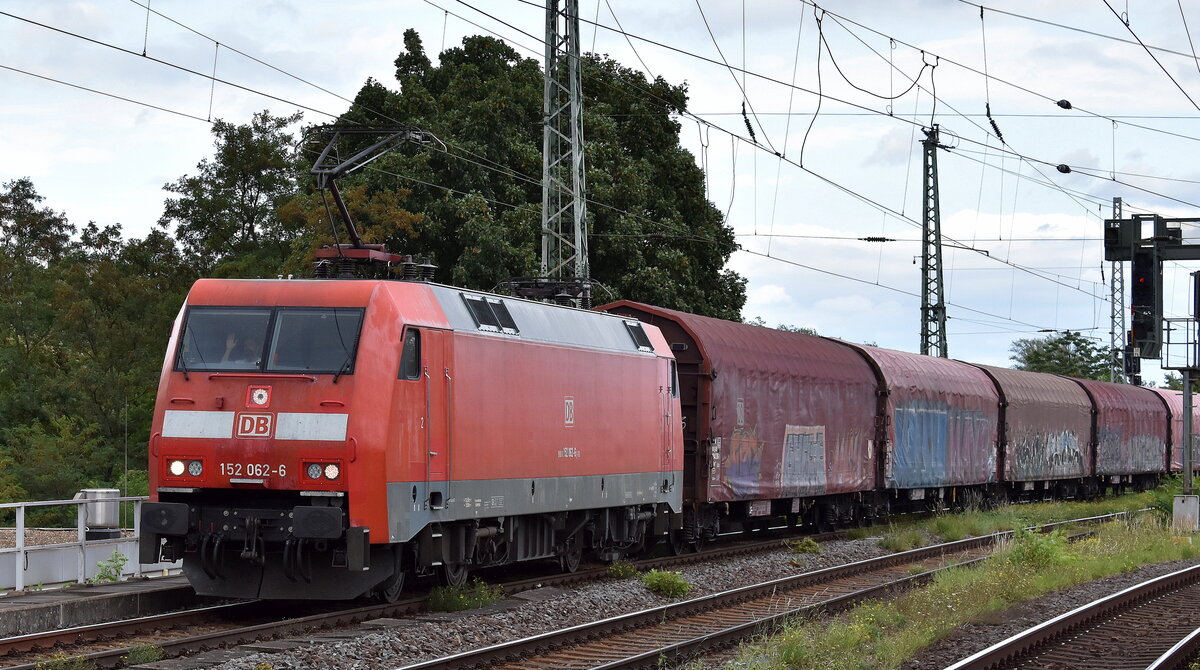 DB Cargo AG, Mainz [D] mit ihrer  152 062-6  [NVR-Nummer: 91 80 6152 062-6 D-DB] und einem gemischten Güterzug am 11.09.25 Höhe Bahnhof Magdeburg-Neustadt. Viele Grüße an den TF.!!!